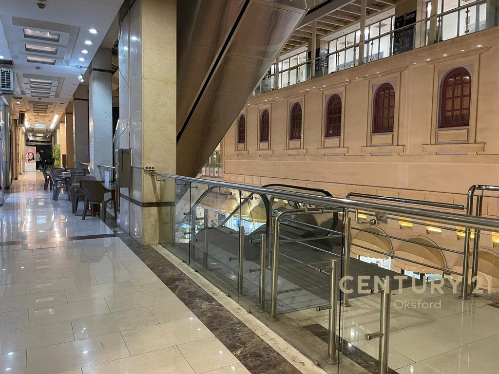 TEK RRUGA E BARRIKADAVE ,QENDRA GALERIA SHESIM NJESI 3