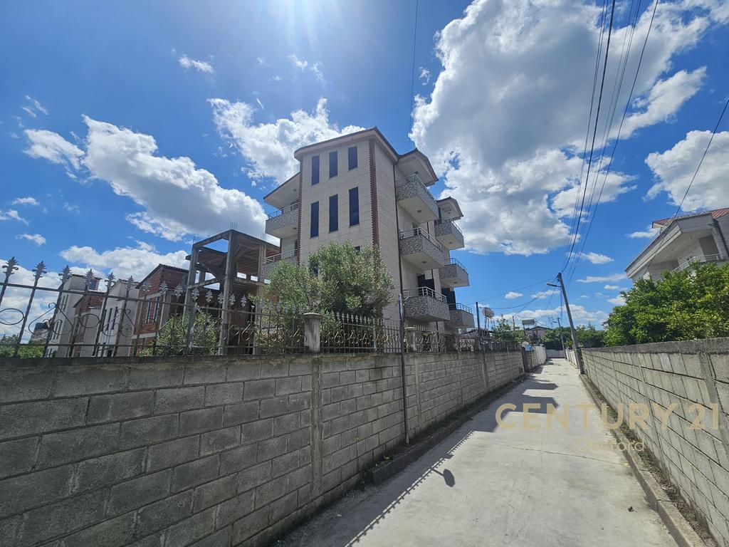 VILË 4KATE ME OBORR, PËR SHITJE TEK 'TRESHI' (URA E KAMZËS) 1