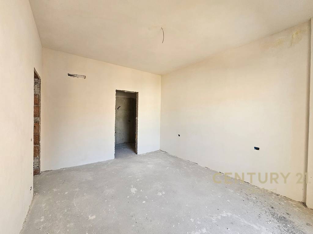 SHITET APARTAMENT 2+1+2 PLUS POST PARKIMI TEK SHKOLLA E KUQE ! 3
