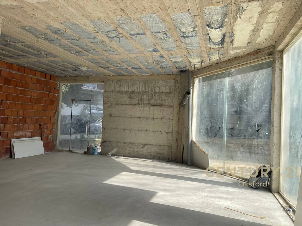 43.28 m2 SIPERFAQE TREGTARE PËR SHITJE NË ZONËN E FRESKUT. 2