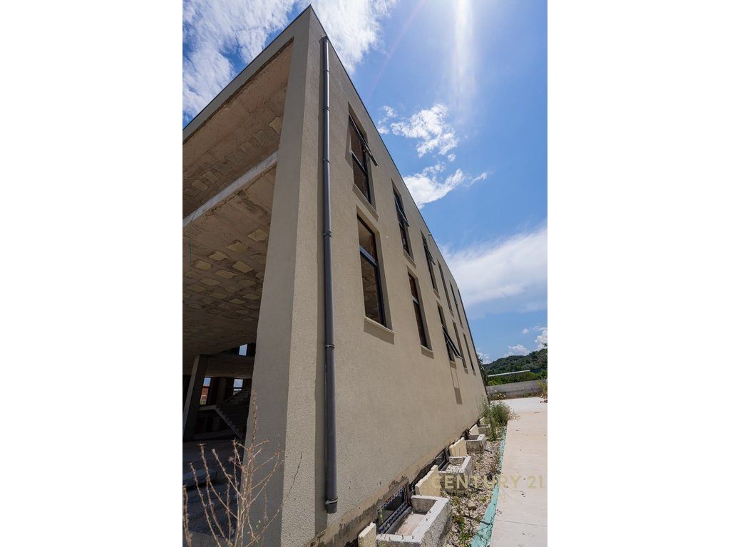 Eksluzive! Godinë Multifunksiole 2-Katëshe për Shitje,në Vorë!