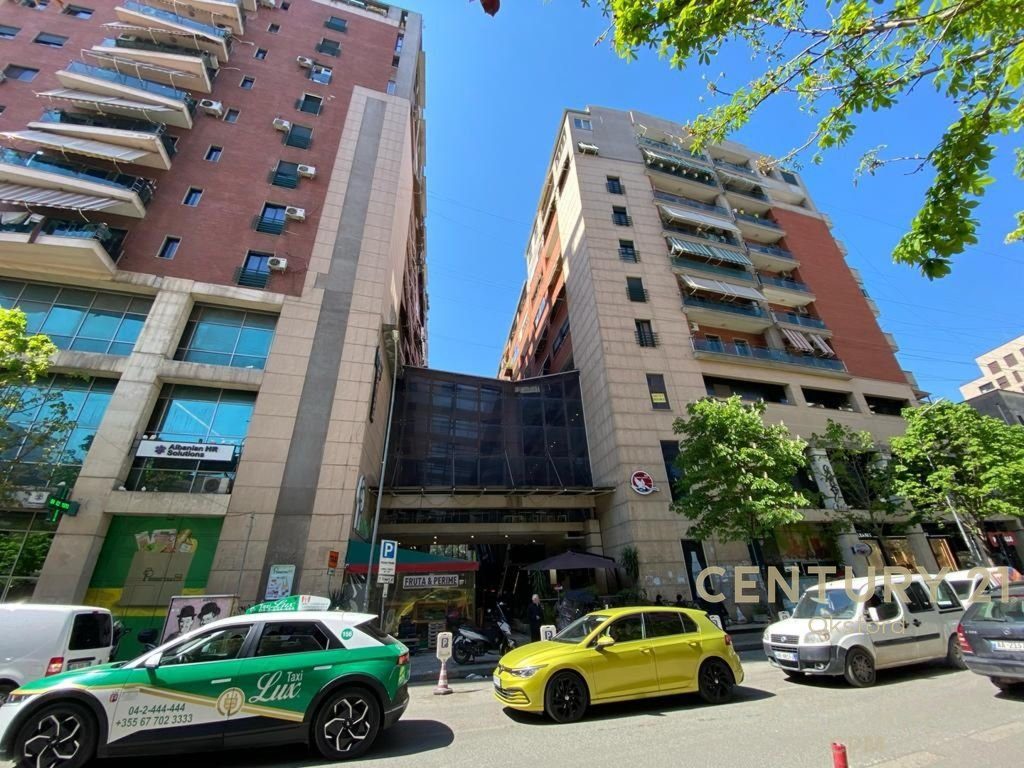 TEK RRUGA E BARRIKADAVE ,QENDRA GALERIA SHESIM NJESI 2