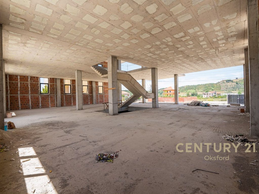Eksluzive! Godinë Multifunksiole 2-Katëshe për Shitje,në Vorë!