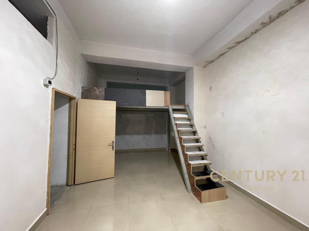 JEPET ME QIRA 414M2 SIPERFAQE PARKIMI NE FRESK