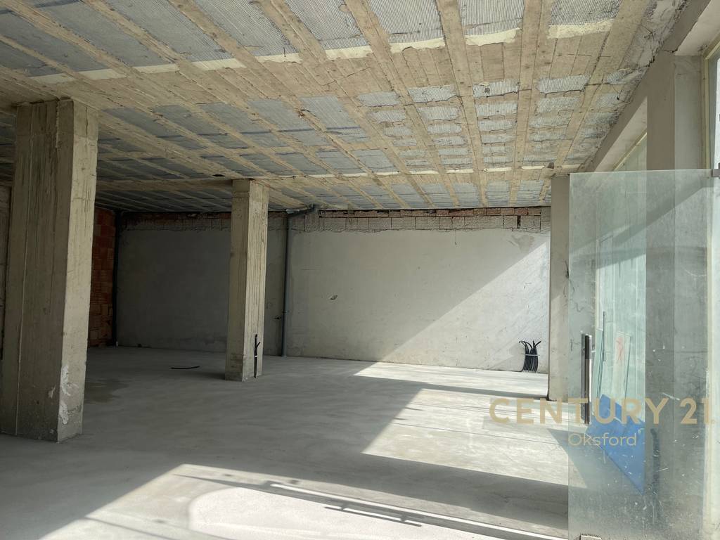 43.28 m2 SIPERFAQE TREGTARE PËR SHITJE NË ZONËN E FRESKUT. 4