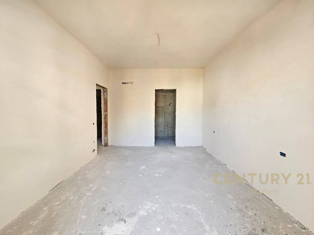 SHITET APARTAMENT 2+1+2 PLUS POST PARKIMI TEK SHKOLLA E KUQE ! 2