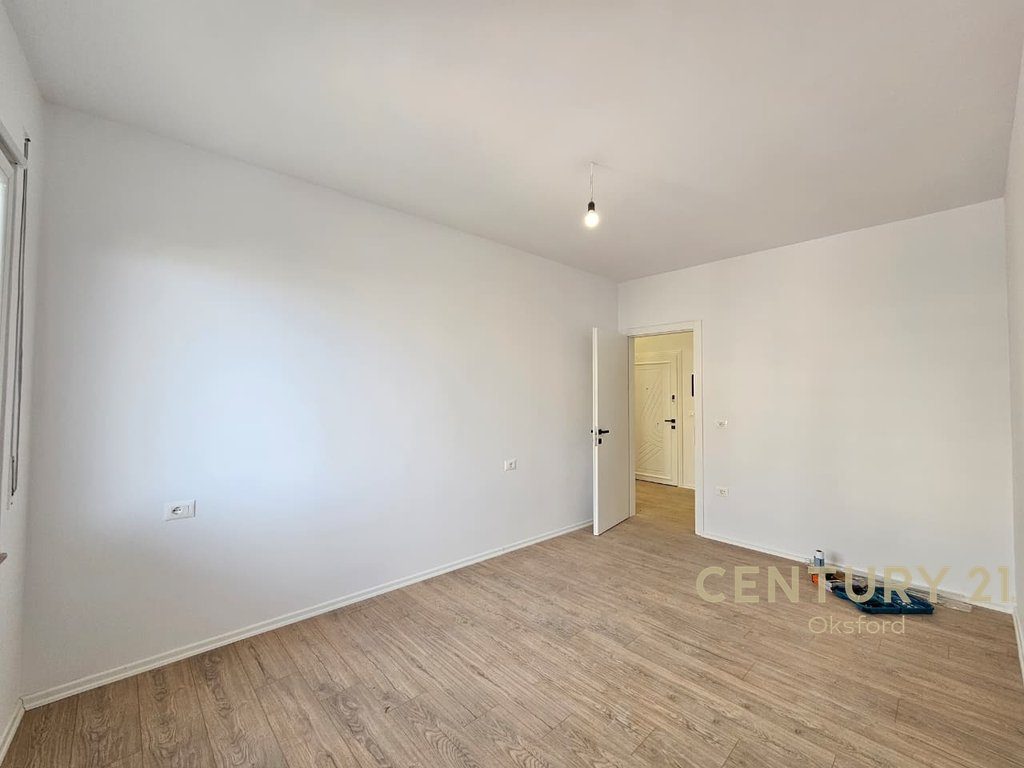 SHITET APARTAMENT 2+1+2 NE HYRJE TE FRESKUT