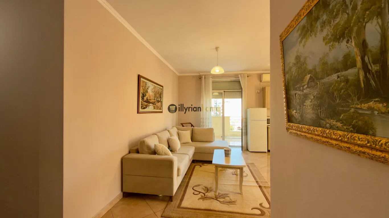 Apartament 1+1 me Verandë të Madhe pranë Pazarit të Ri