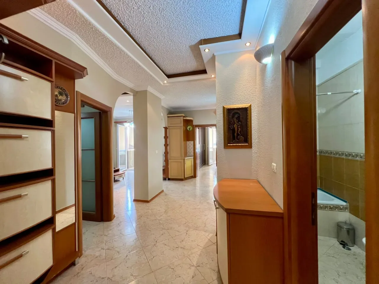 Jepet me qira apartament 2+1 i mobiluar, me 2 ballkone, në Rrugën e Kosovarëve. 4