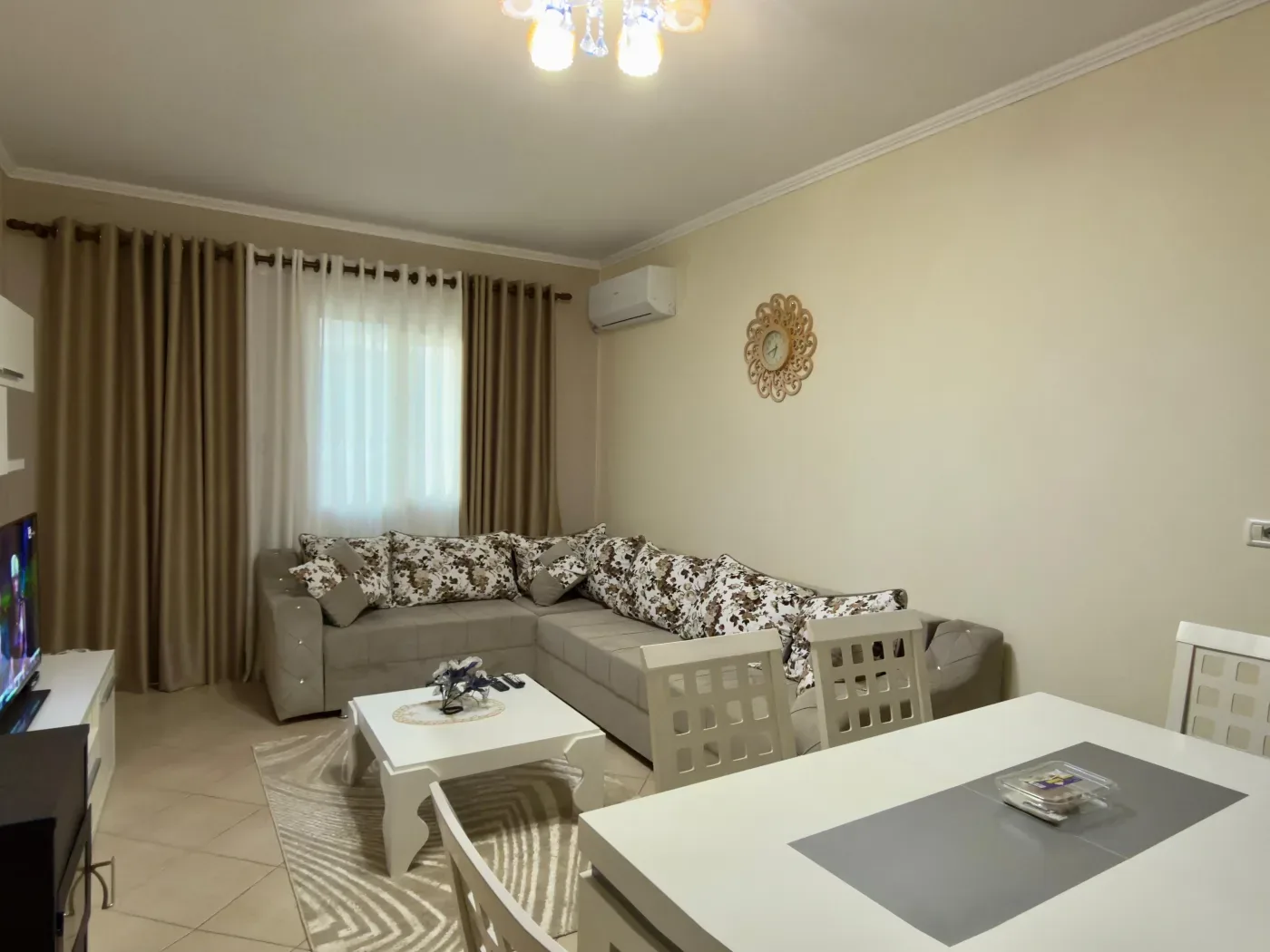 Jepet me Qira Apartament 1+1 i mobiluar, i pozicionuar në “Shëtitoren”, përballë “Hotel 1 Maji”, Pogradec.