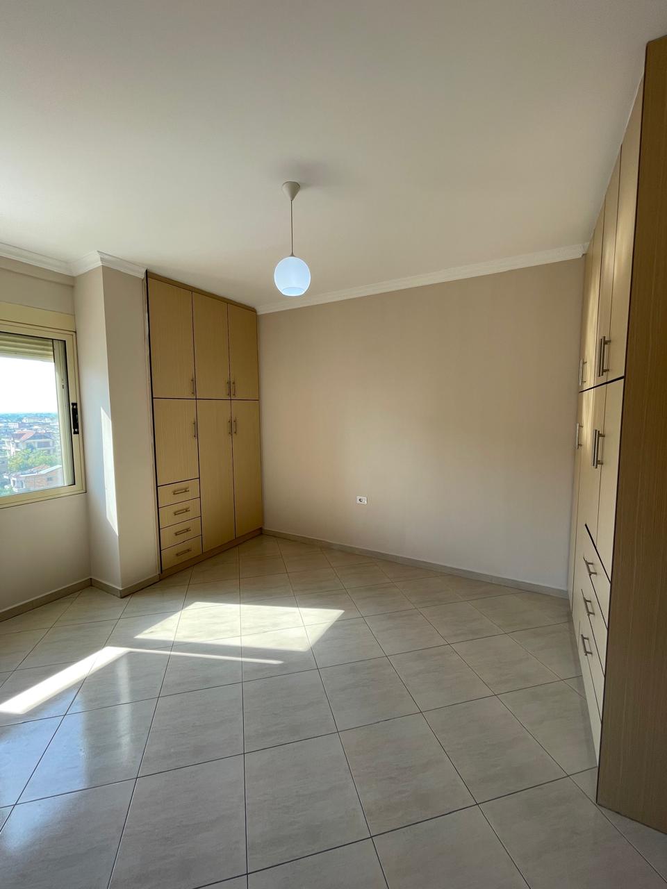 Shitet, Apartament 2+1+2 Tualete, pranë stadiumit ”Loni Papuciu”,Fier. 2