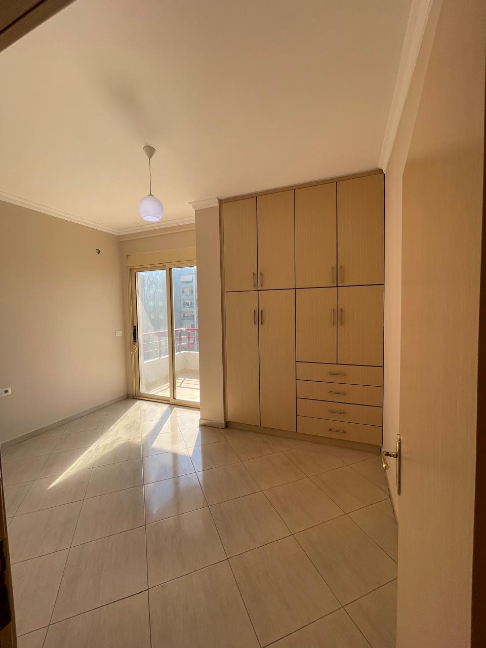 Shitet, Apartament 2+1+2 Tualete, pranë stadiumit ”Loni Papuciu”,Fier. 4