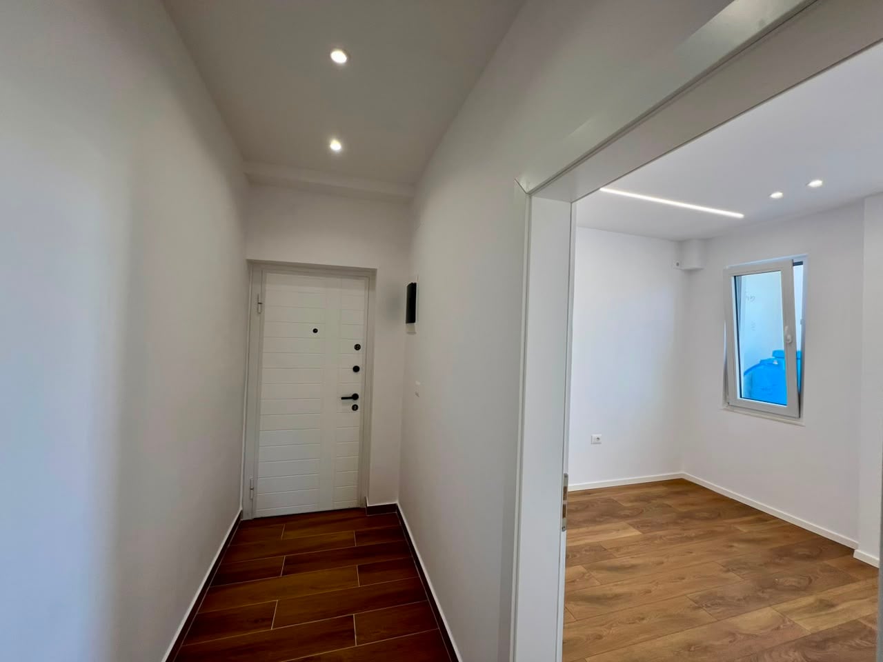 Shitet, Apartament 2+1 rruga ”4 Dëshmorët”, Tiranë.