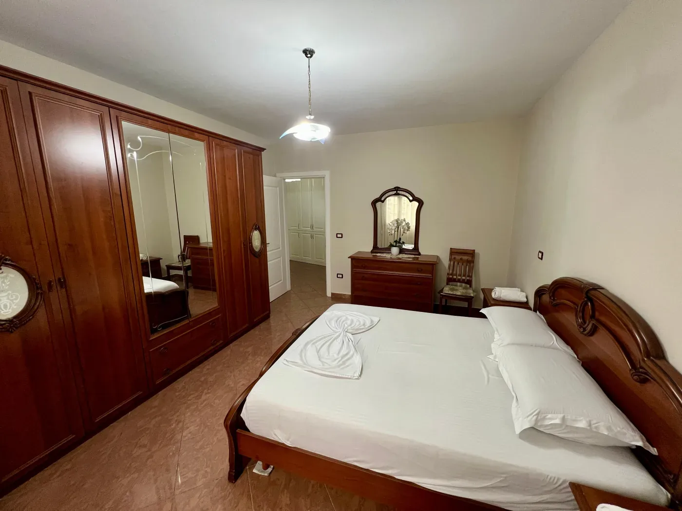 Qira, Apartament 2+1+2 tualete, ”Rruga e Kavajës”, Tiranë.