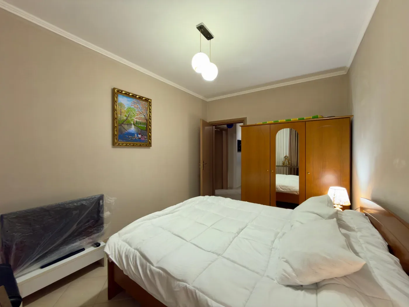 Jepet me Qira Apartament 1+1 i mobiluar, i pozicionuar në “Shëtitoren”, përballë “Hotel 1 Maji”, Pogradec. 2