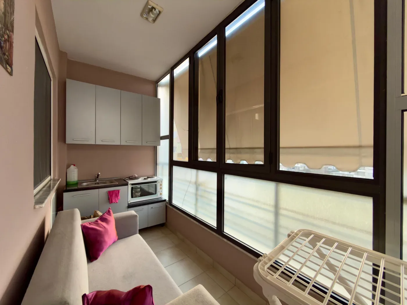 Jepet me Qira Apartament 1+1 i mobiluar, i pozicionuar në “Shëtitoren”, përballë “Hotel 1 Maji”, Pogradec. 4