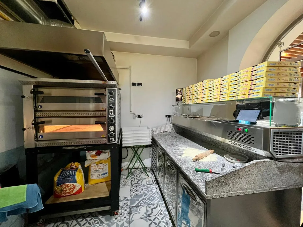 Shitet Biznesi Pizzeri & Fast Food, Bulevardi Bajram Curri -Tiranë 2