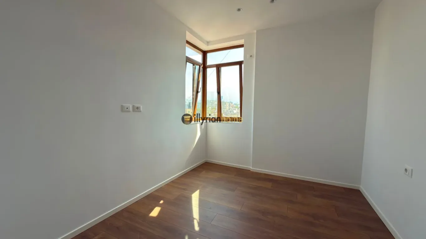 Shitet ,Apartament 2+1 me ballkon i restauruar me punime cilësore tek Rruga "Fadil Bodinaku",Ish-Stacioni i Fundit i Tiranës së Re – Ura e Nisharakut 2