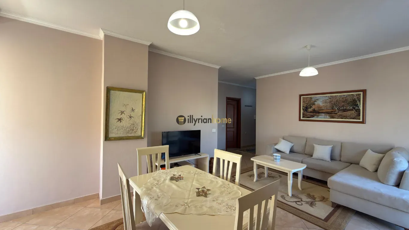 Apartament 1+1 me Verandë të Madhe pranë Pazarit të Ri 2