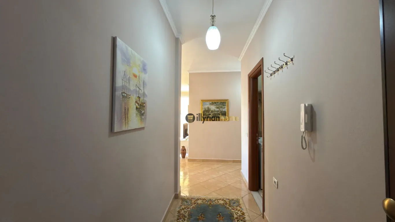 Apartament 1+1 me Verandë të Madhe pranë Pazarit të Ri 3