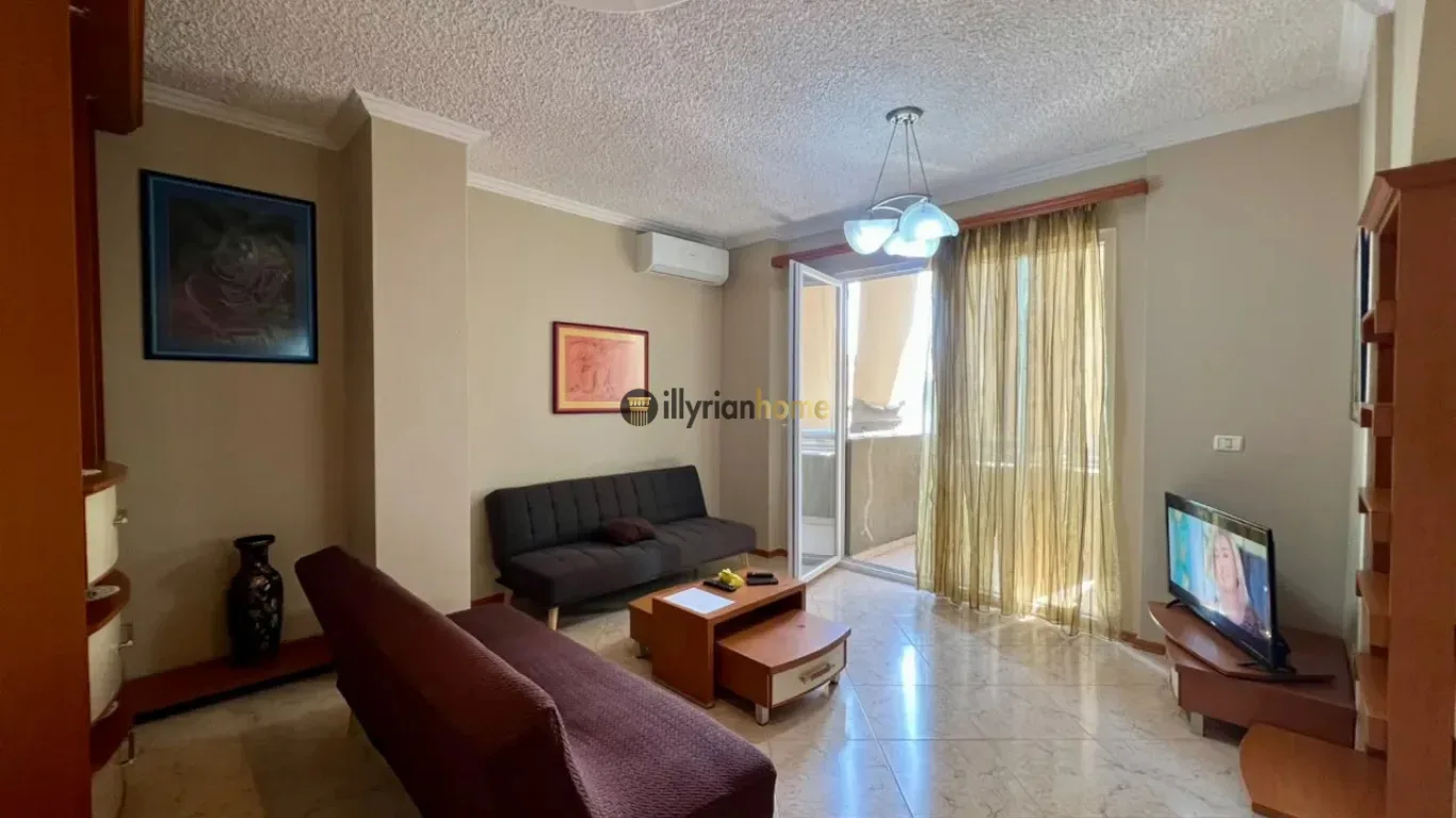 Jepet me qira apartament 2+1 i mobiluar, me 2 ballkone, në Rrugën e Kosovarëve. 2