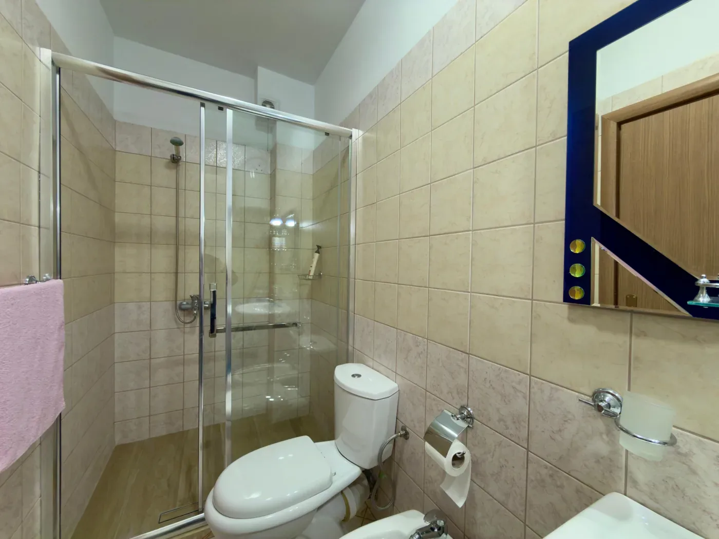 Jepet me Qira Apartament 1+1 i mobiluar, i pozicionuar në “Shëtitoren”, përballë “Hotel 1 Maji”, Pogradec. 3