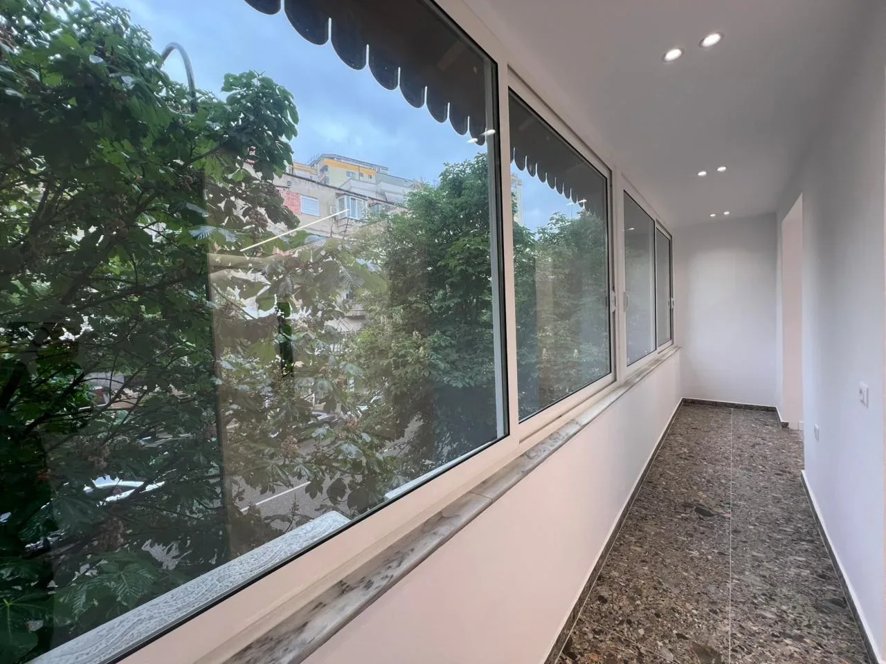 Jepet me Qira Ambient Biznesi në Rrugën e Barrikadave, vetëm 5 minuta në këmbë nga “Sheshi Skënderbej”, Tiranë. 2