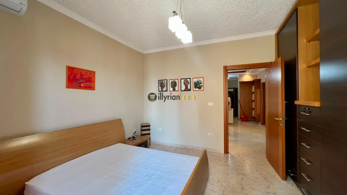 Jepet me qira apartament 2+1 i mobiluar, me 2 ballkone, në Rrugën e Kosovarëve. 3
