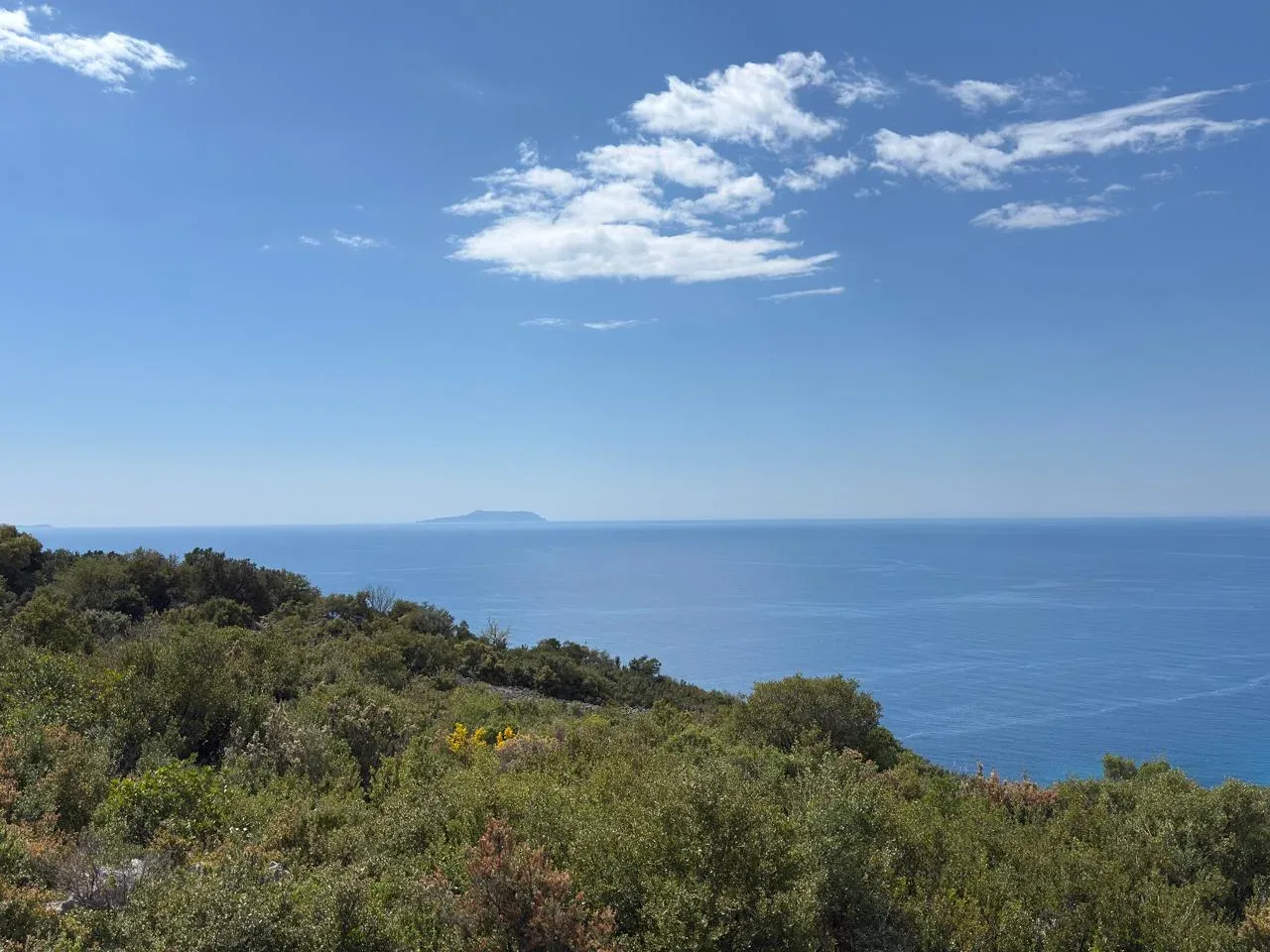 Shitet, Tokë me pamje nga deti "Gjipe" - Vlorë