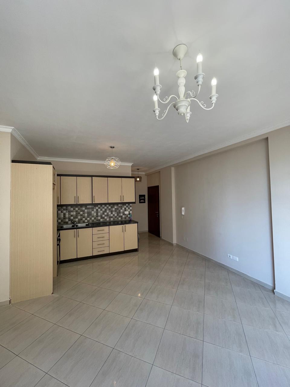 Shitet, Apartament 2+1+2 Tualete, pranë stadiumit ”Loni Papuciu”,Fier.