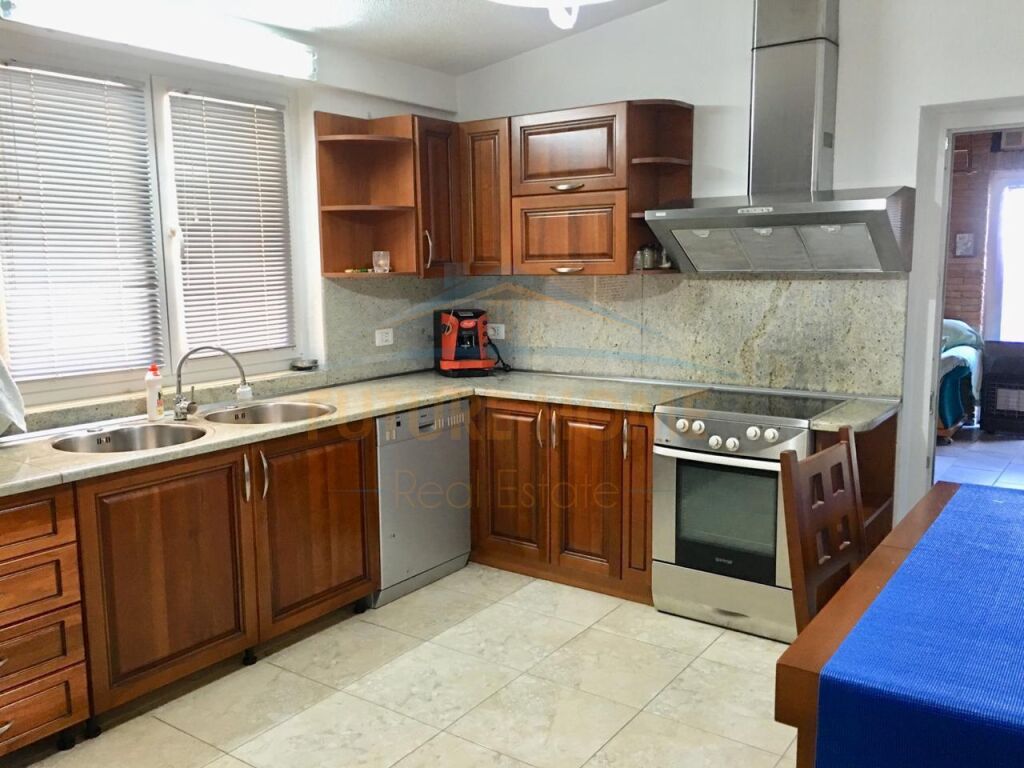 Shitet, Penthouse + 2 Poste Parkimi, Liqeni i Thatë