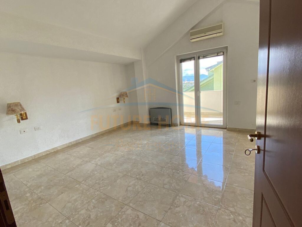 Shitet, Penthouse + 2 Poste Parkimi, Liqeni i Thatë