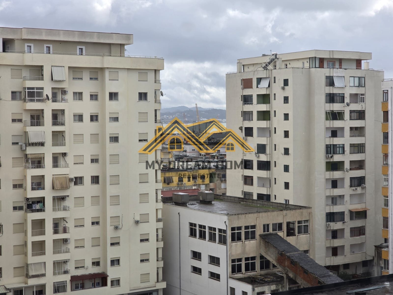 APARTAMENT 2+1+2 PRANE QENDRES PER SHITJE ! 3