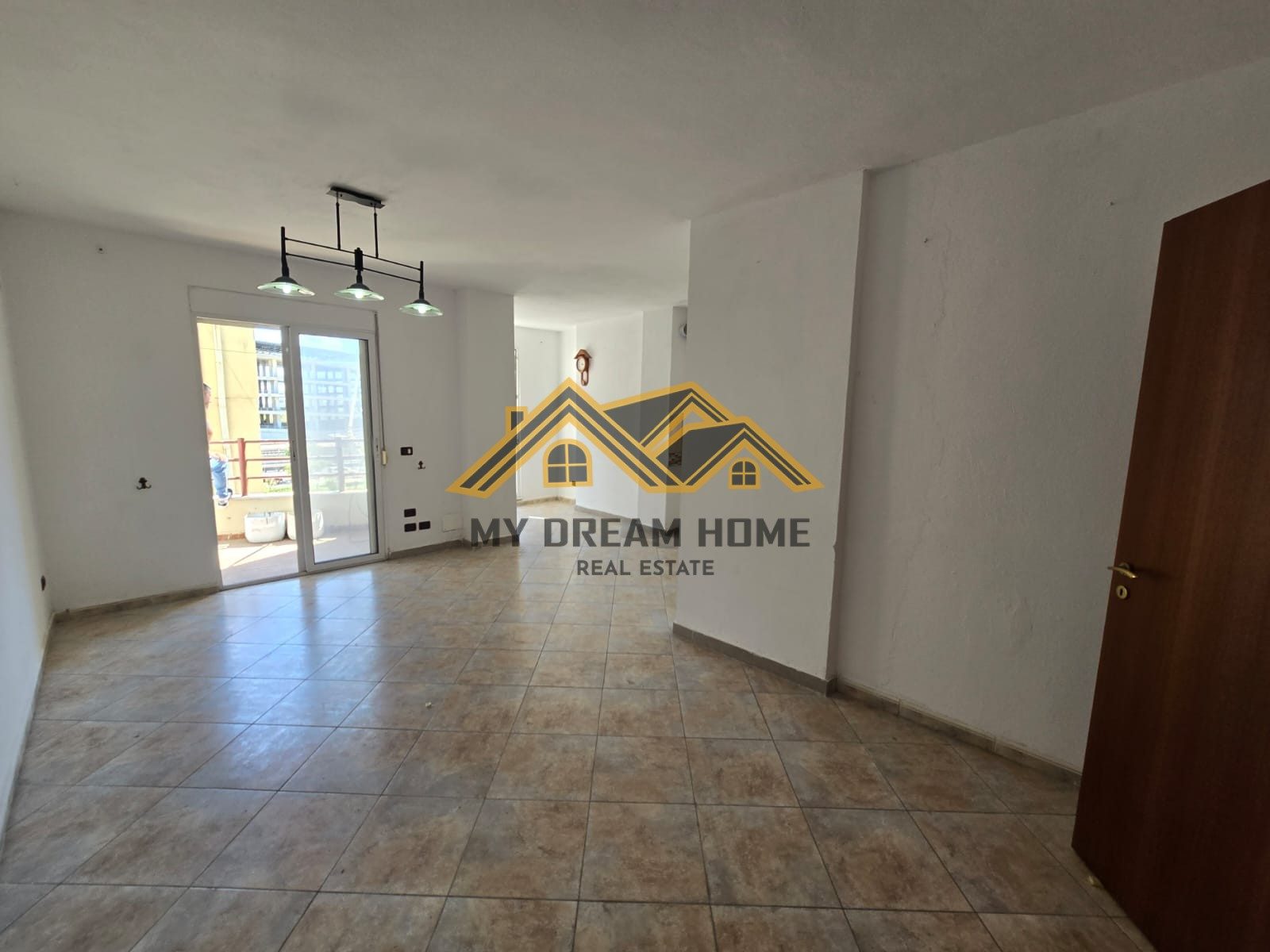 APARTAMENT 2+1 PRANE “UKD” ,PER SHITJE!