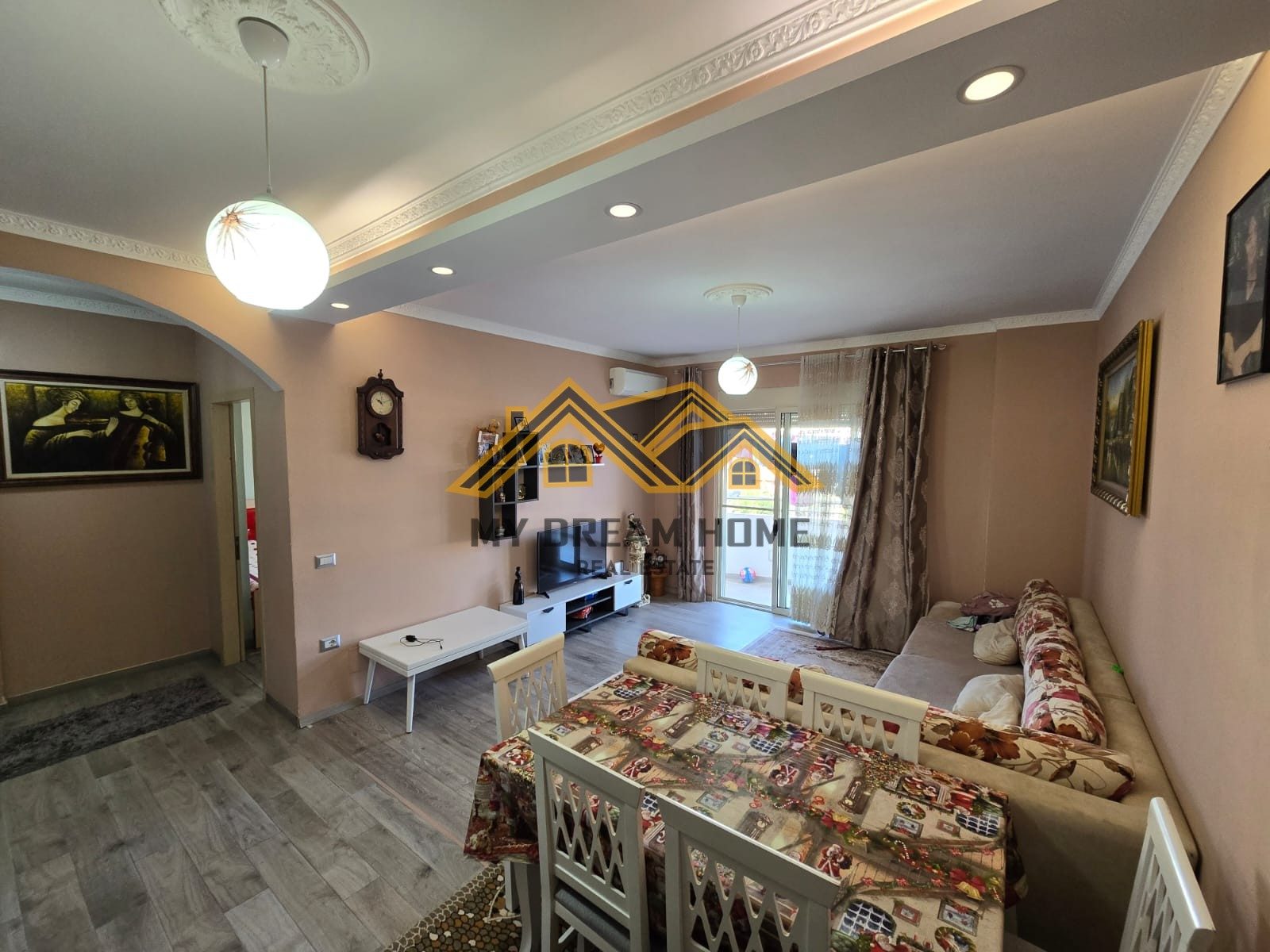 SHITET APARTAMENT 1+1 TEK STACIONI I PARE NE PLAZH !