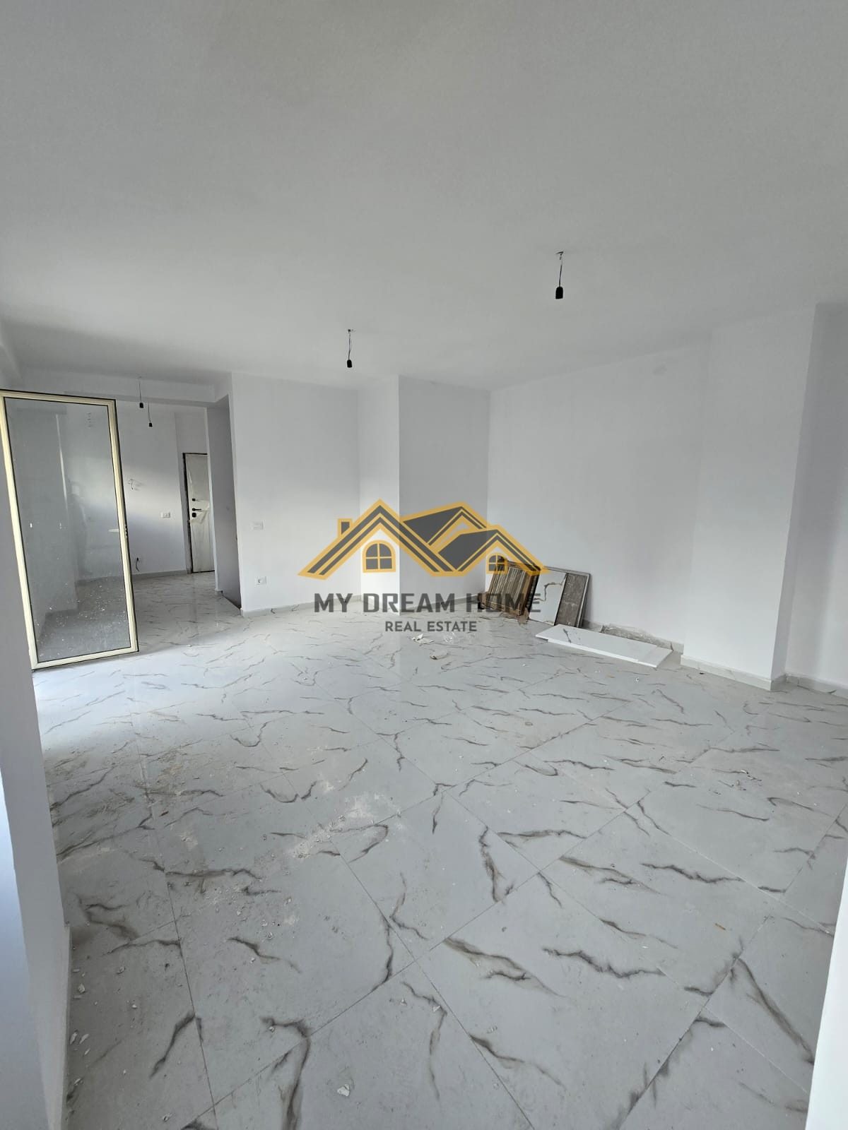 SHITET DUPLEX NE PLAZH TEK RROTA E KUQE