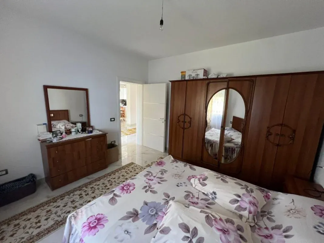 Shitet Shtëpi Private tek 4 Rrugët, Shijak 4
