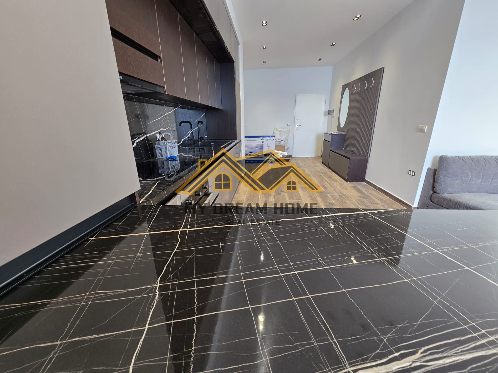 SHITET APARTAMENT 2+1 ME PAMJE DETI NE VOLLGA,DURRES! 4