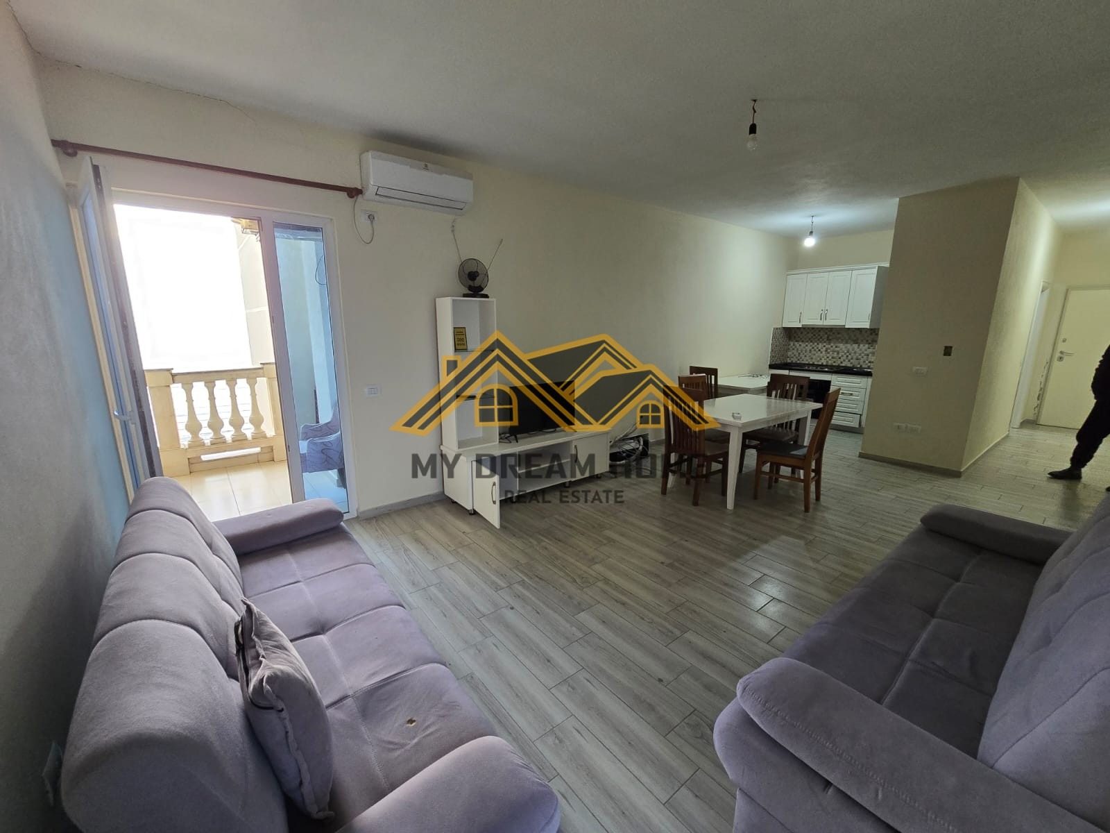 SHITET APARTAMENT 2+1+2 DETI TEK RROTA E KUQE!