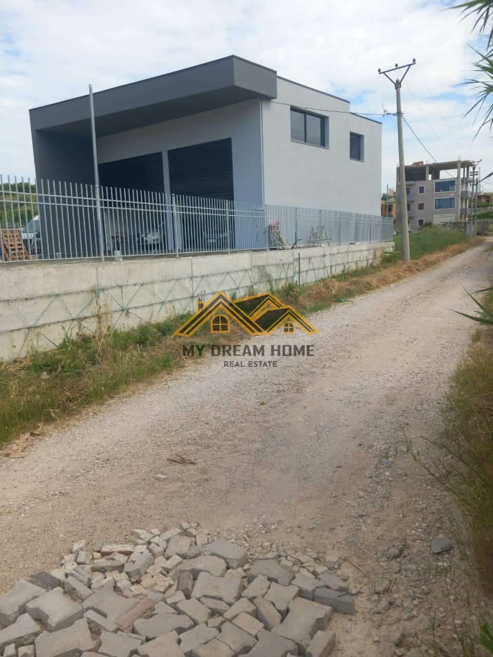 SHITET KAPANON ME 730M2 TOKE DHE 170M2 NDERTIM BUZE RRUGE UNAZES NE PLEPA! 2