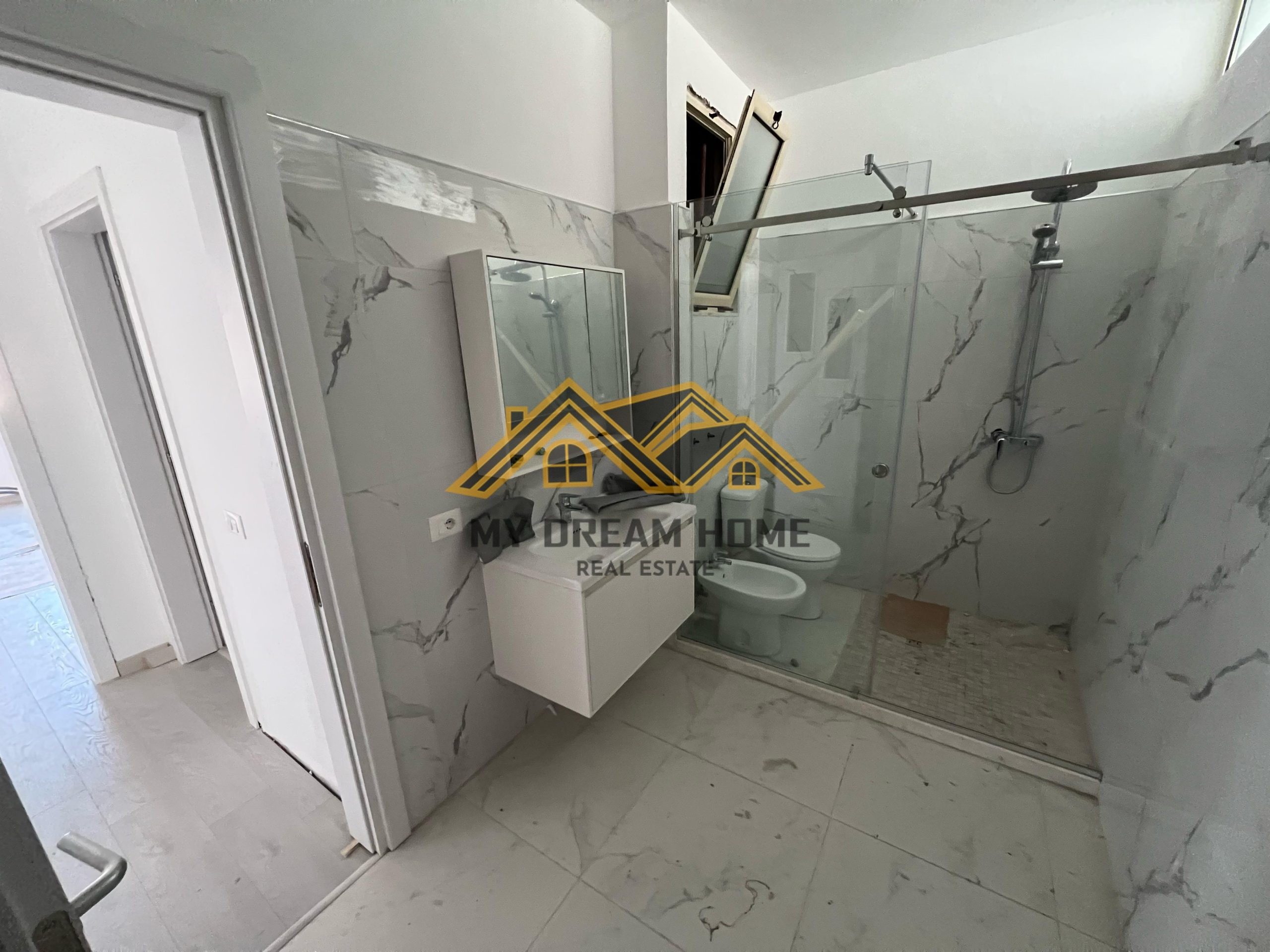 SHITET APARTAMENT 2+1+2 PRANE KAZAZIT QENDER DURRES! 2