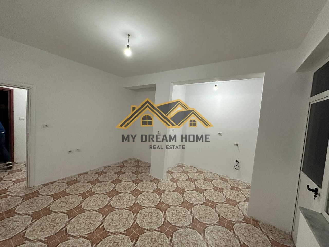 SHITET APARTAMENT 1+1 TEK DREJTORIA E POLICISE