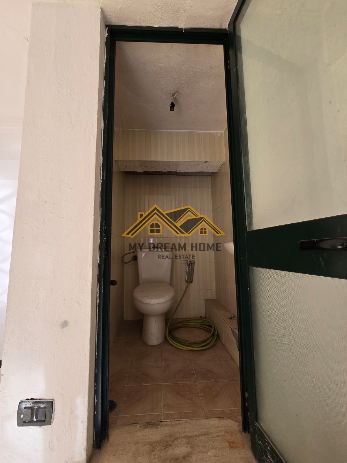 SHITET DYQAN PRANE STADIUMIT DURRES!