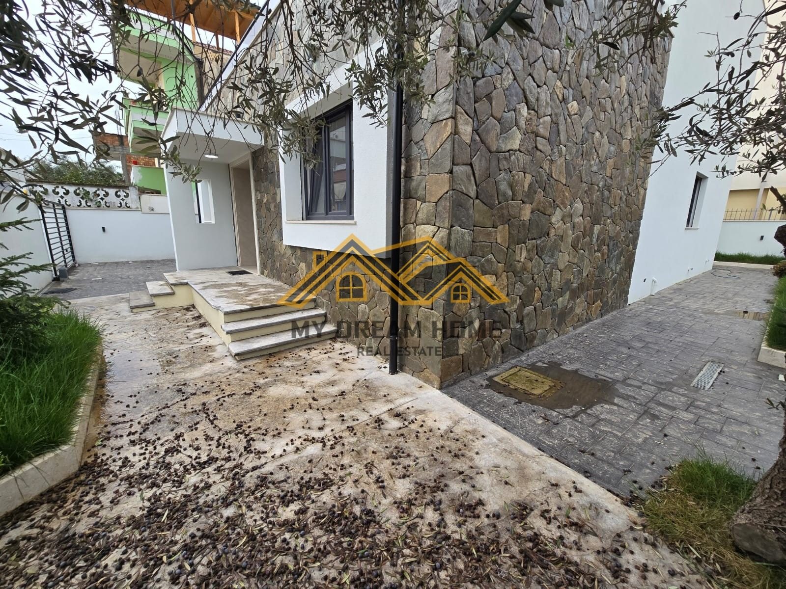 SHITET VILE DY KATESHE TEK BLLOKU I VILAVE LAGJIA 18, DURRES!