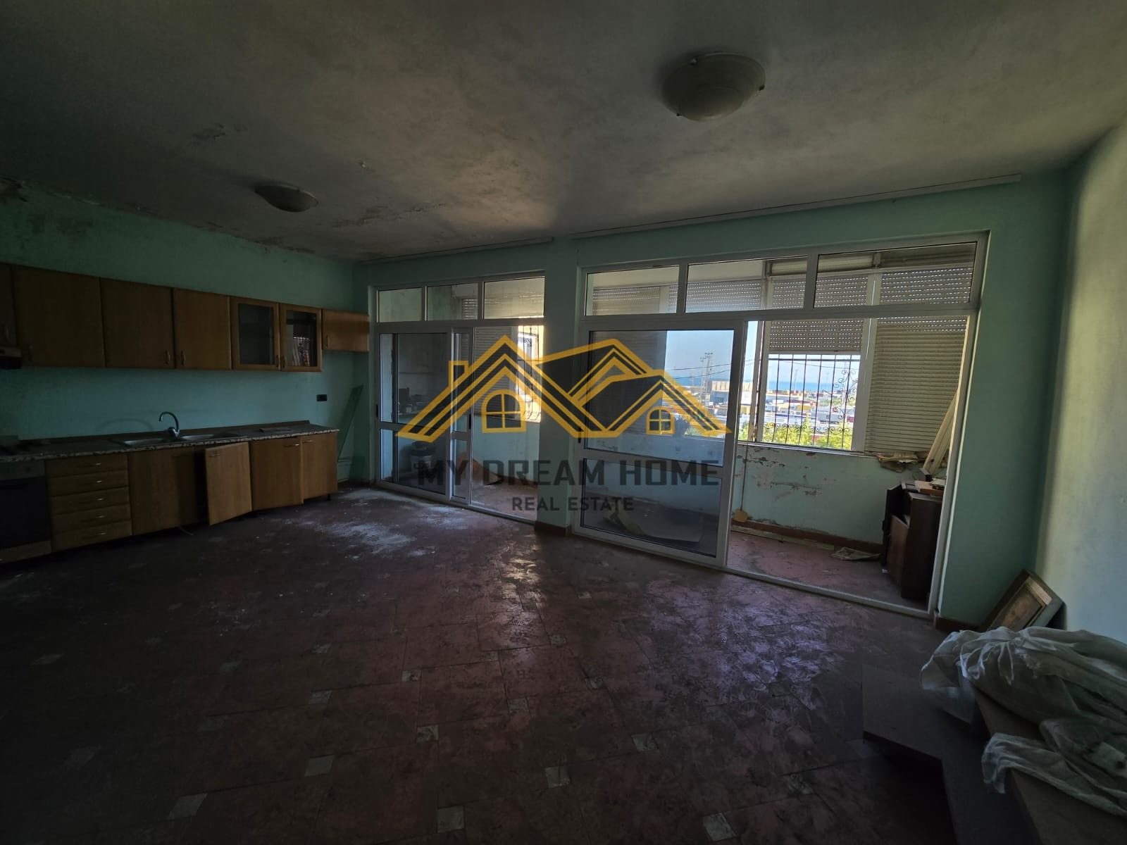 SHITET APARTAMENT 3+1 NE HYRJE TE DURRESIT ME PAMJE NGA PORTI! 2