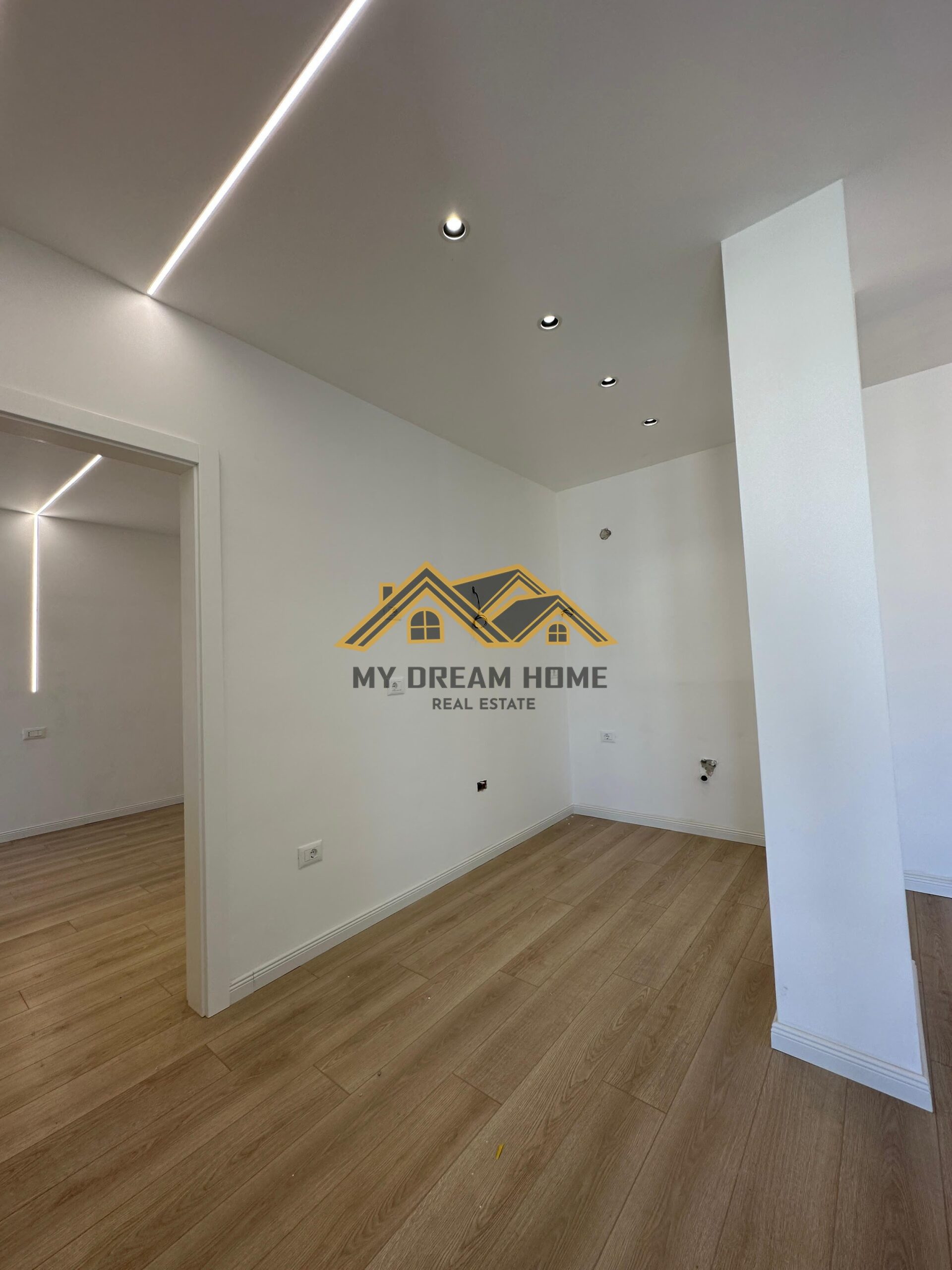 SHITET SUPER APARTAMENT 2+1+2 TE ISH URT-JA, DURRES! 4