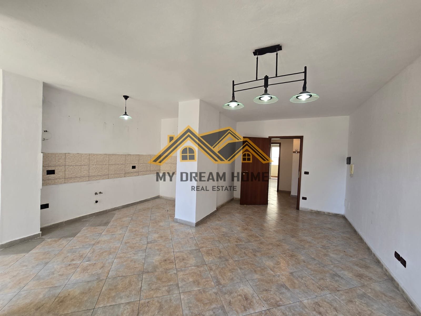 APARTAMENT 2+1 PRANE “UKD” ,PER SHITJE! 4