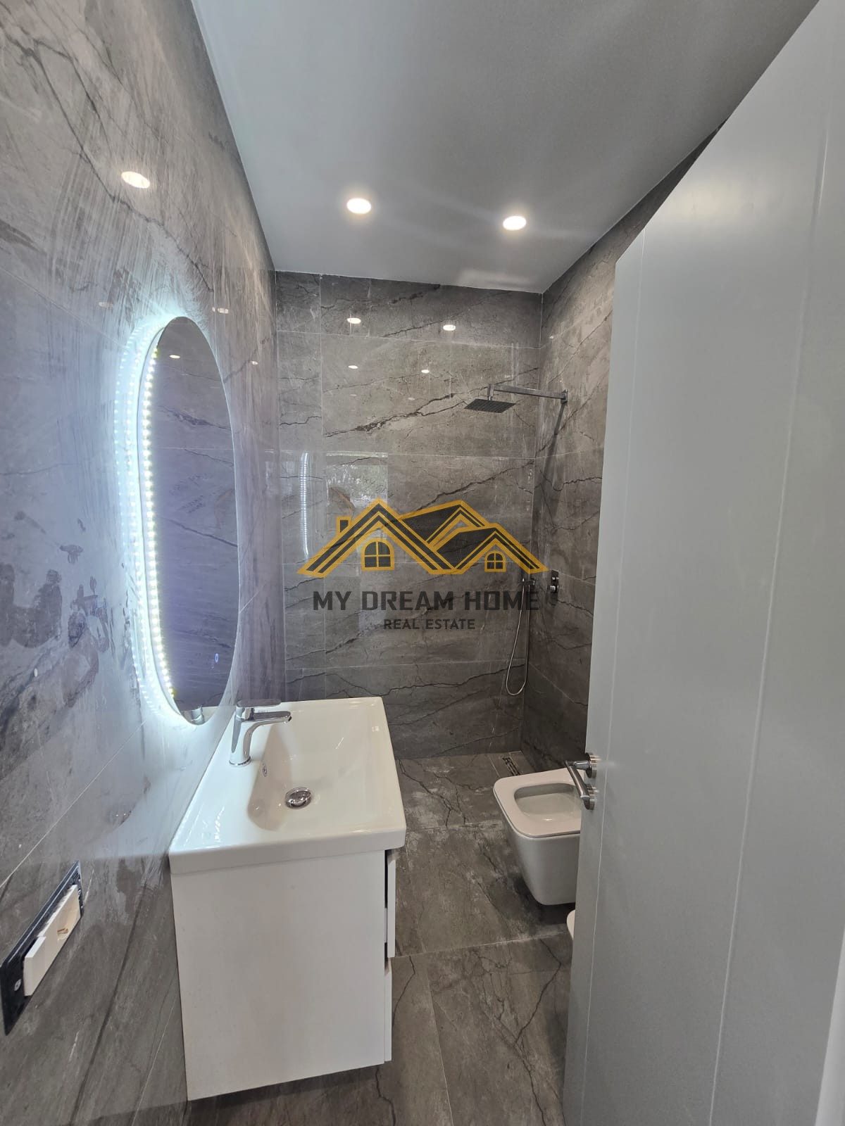 SHITET APARTAMENT 2+1+2 NE PLAZH DURRES!! 4