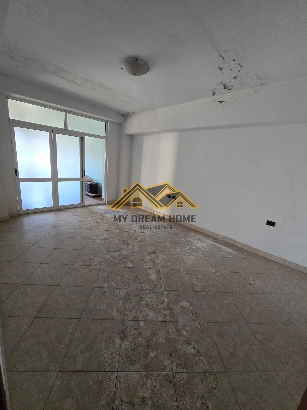 SHITET APARTAMENT 3+1 NE HYRJE TE DURRESIT ME PAMJE NGA PORTI! 3