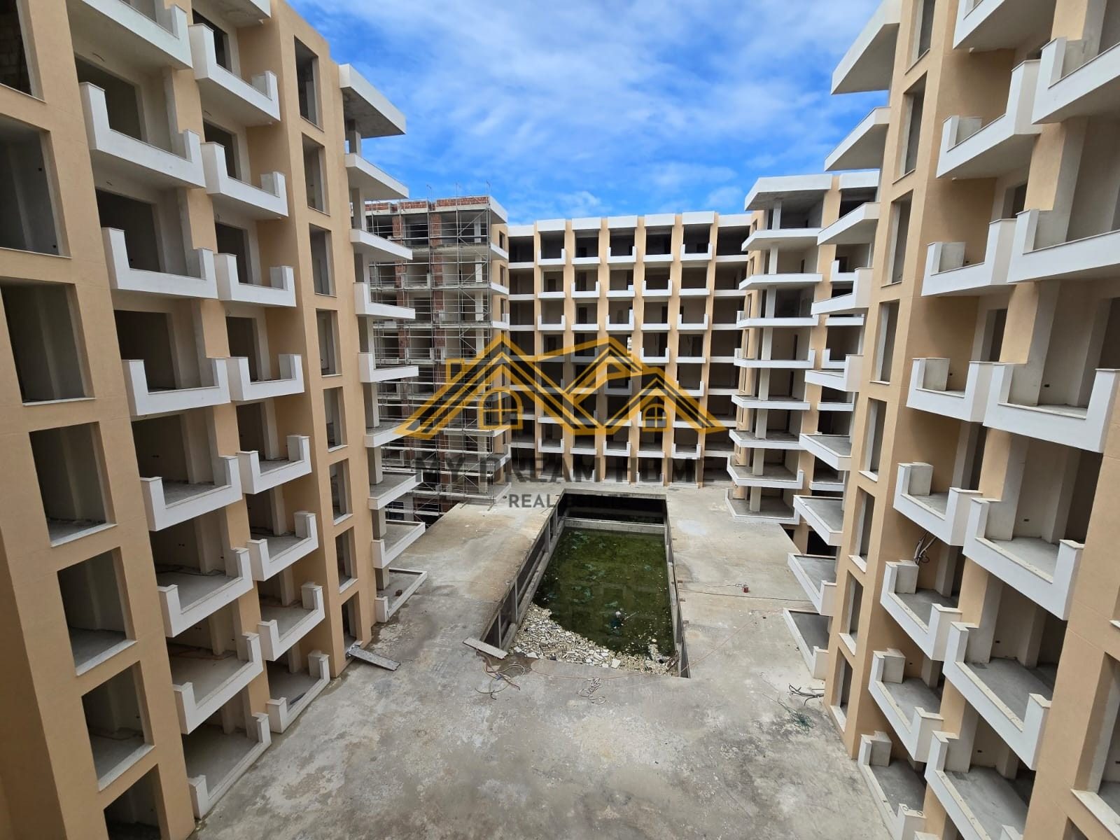 SHITET APARTAMENT 2+1+2T+2B NE QENDER DURRES!